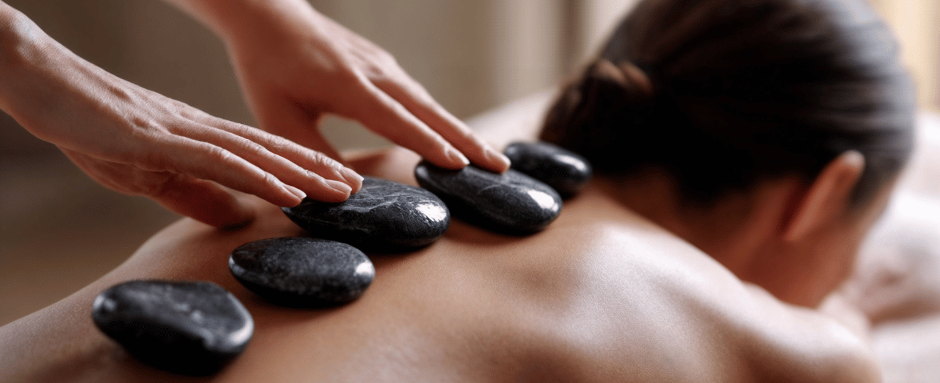 Massage aux Pierres Chaudes — Chaleur enveloppante &amp; détente profonde